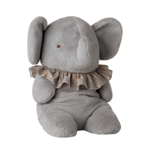  Grande peluche éléphant bleu gris Maileg avec collerette fleurie