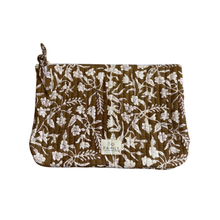 Grande pochette Calcutta Olive So Family en coton bio matelassé. Chic et pratique pour ranger les essentiels de maman ou d’enfant.