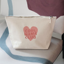  Grande trousse écrue avec cœur rose "Cool Mama Club" – accessoire pratique et tendance pour maman – Breizh Club