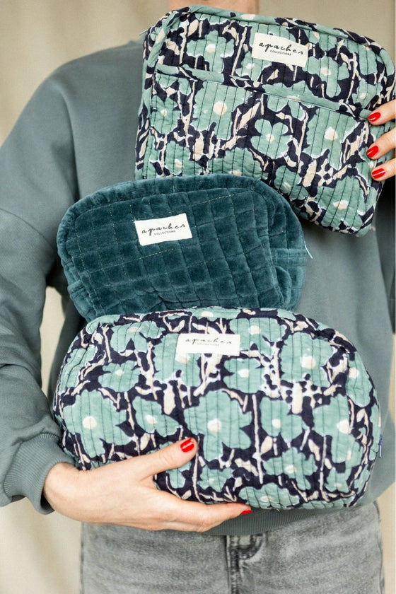 Trousse de toilette en velours gris bleu Apaches Collections – format familial