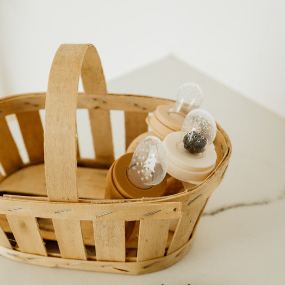 Grignoteuse bébé en silicone couleur écru Atelier Wagram, anneau d'alimentation pour fruits et légumes frais, accessoire de diversification alimentaire sécurisé dès 6 mois.