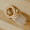Grignoteuse bébé en silicone couleur nougat Atelier Wagram, anneau d'alimentation pour fruits et légumes frais, accessoire de diversification alimentaire sécurisé dès 6 mois.