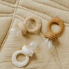Grignoteuse bébé en silicone couleur nougat Atelier Wagram, anneau d'alimentation pour fruits et légumes frais, accessoire de diversification alimentaire sécurisé dès 6 mois.