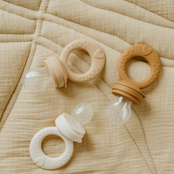 Grignoteuse bébé en silicone couleur nougat Atelier Wagram, anneau d'alimentation pour fruits et légumes frais, accessoire de diversification alimentaire sécurisé dès 6 mois.
