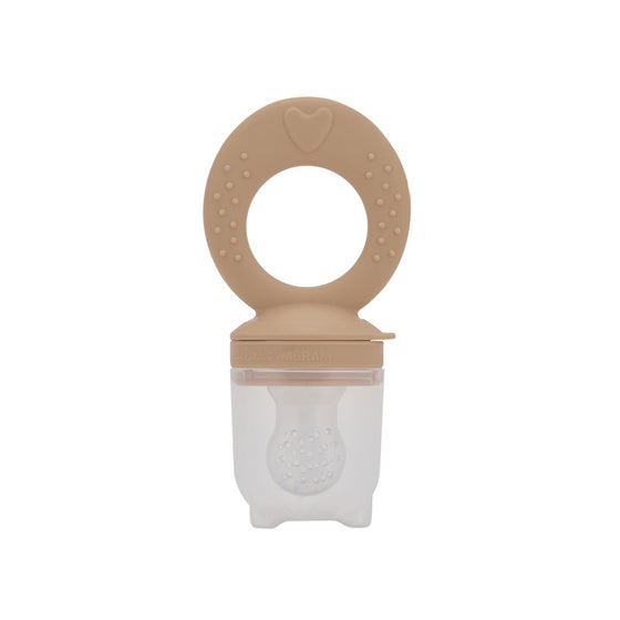 Grignoteuse bébé en silicone couleur nougat Atelier Wagram, anneau d'alimentation pour fruits et légumes frais, accessoire de diversification alimentaire sécurisé dès 6 mois.