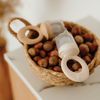 Grignoteuse bébé en silicone couleur écru Atelier Wagram, anneau d'alimentation pour fruits et légumes frais, accessoire de diversification alimentaire sécurisé dès 6 mois.