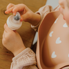 Grignoteuse bébé en silicone couleur écru Atelier Wagram, anneau d'alimentation pour fruits et légumes frais, accessoire de diversification alimentaire sécurisé dès 6 mois.