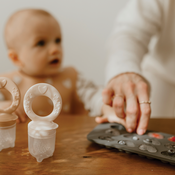 Grignoteuse bébé en silicone couleur nougat Atelier Wagram, anneau d'alimentation pour fruits et légumes frais, accessoire de diversification alimentaire sécurisé dès 6 mois.