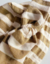Headband rayé beige et écru avec nœud rond pour poupée 34-38 cm – accessoire compatible Minikane.