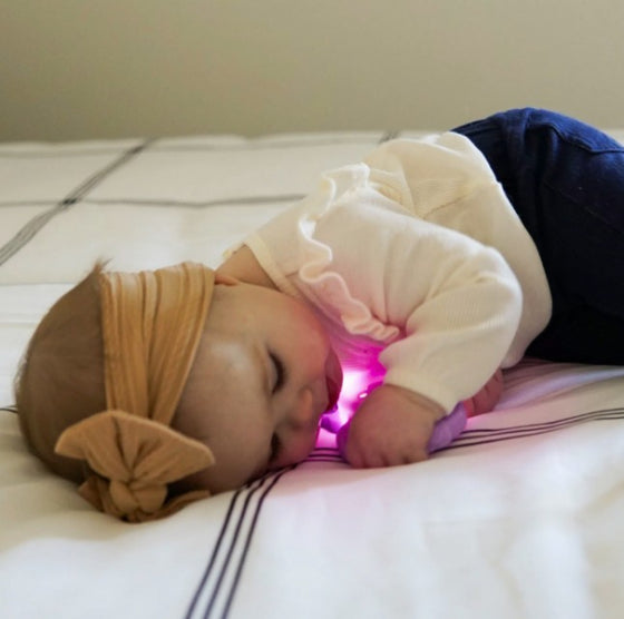 Hochet lumineux Lila Glo Pals – jouet d’éveil sensoriel pour bébé dès 6 mois