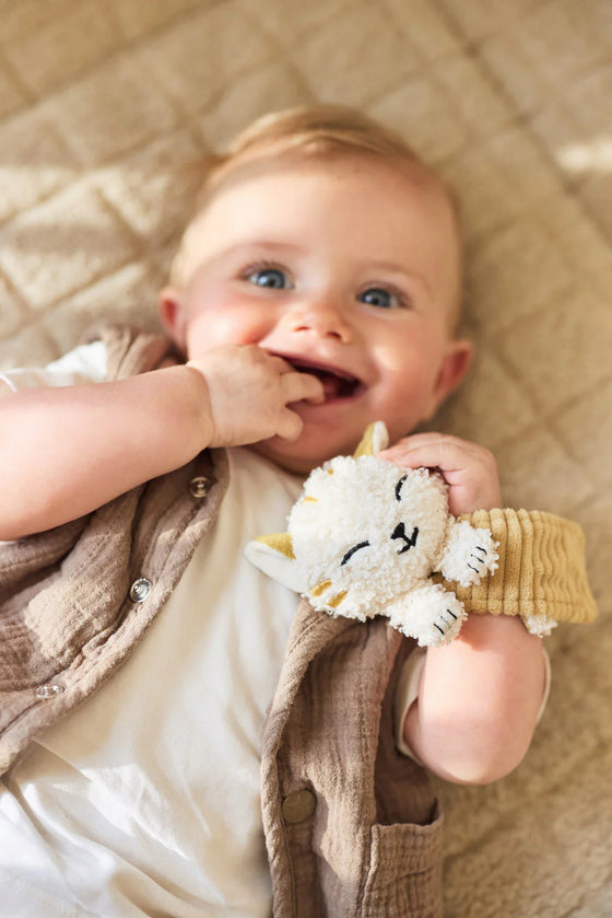 Hochet à main Charlie le chat Jollein – jouet d’éveil bébé doux en tissu beige