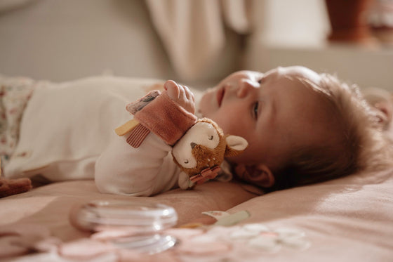 Hochet poignet bébé faon en tissu Little Dutch Fairy Garden rose