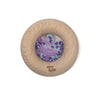 Hochet sensoriel donut aubergine Petit Boum en bois – jouet d’éveil bébé Montessori
