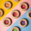 Hochet sensoriel en bois Petit Boum Donut Fraises avec perles roses et fruits