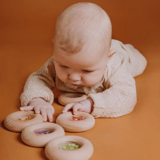 Hochet sensoriel en bois Petit Boum Donut Raisins avec perles violettes et grappes de raisin