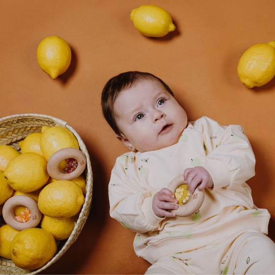 Hochet en bois sensoriel Donut Lemons Petit Boum avec perles jaunes et citrons