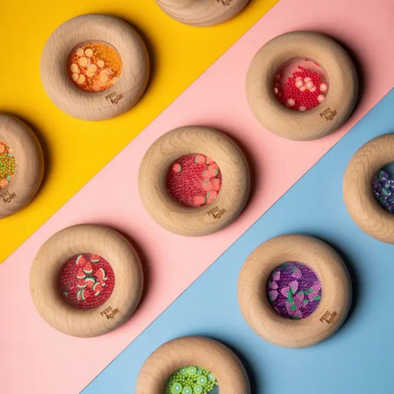 Hochet sensoriel Donut Tomates Petit Boum – jouet d’éveil en bois et plastique transparent pour bébé