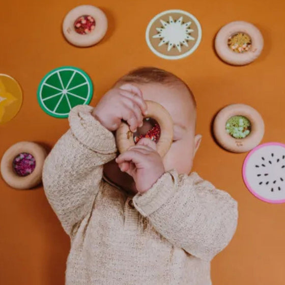 Hochet sensoriel Donut Tomates Petit Boum – jouet d’éveil en bois et plastique transparent pour bébé