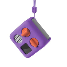  Housse de protection en silicone pour Yoto Mini 3rd Generation – Coloris violet avec boutons orange. Étui antichoc conçu pour protéger le lecteur audio Yoto Mini des chutes et rayures, avec une dragonne pratique pour un transport facile.