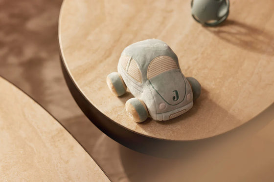 Jouet d’activités bébé en forme de voiture en velours bleu – peluche d’éveil sensoriel avec clé amovible, collection On The Go Jollein
