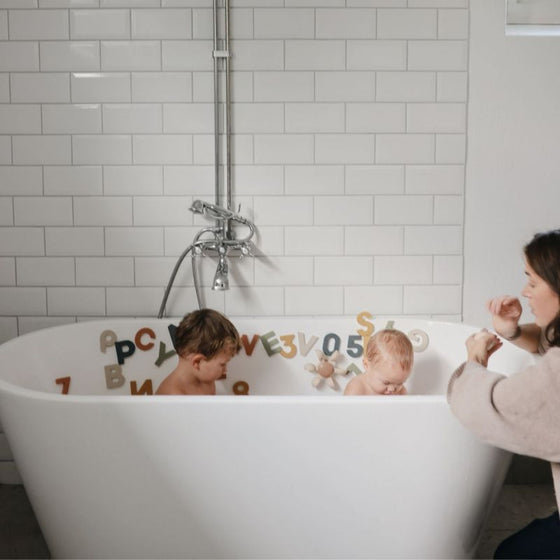 Jouet de bain Mushie silicone roue à eau beige confettis avec louche