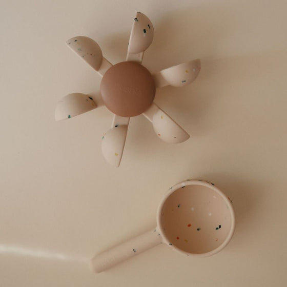 Jouet de bain Mushie silicone roue à eau beige confettis avec louche