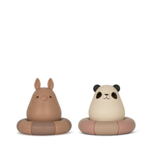  Lot de 2 jouets pour le bain en silicone, deux bouées avec lapin et panda, couleur blush, marque Konges Slojd.