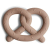 Anneau de dentition bébé forme bretzel en silicone Mushie couleur beige