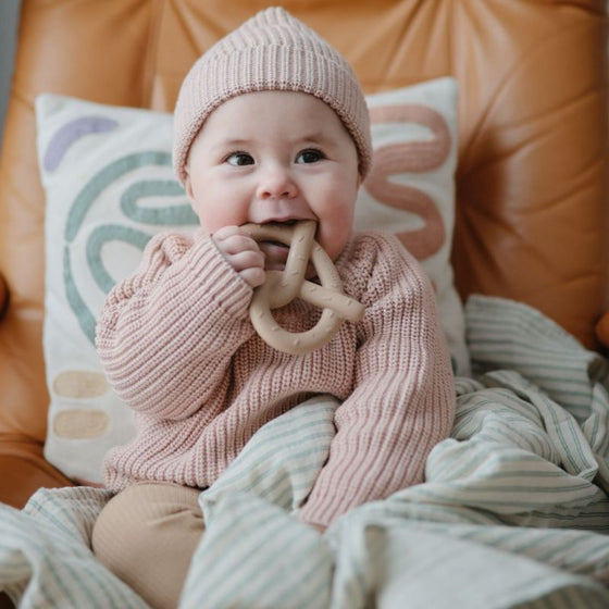 Anneau de dentition bébé forme bretzel en silicone Mushie couleur beige