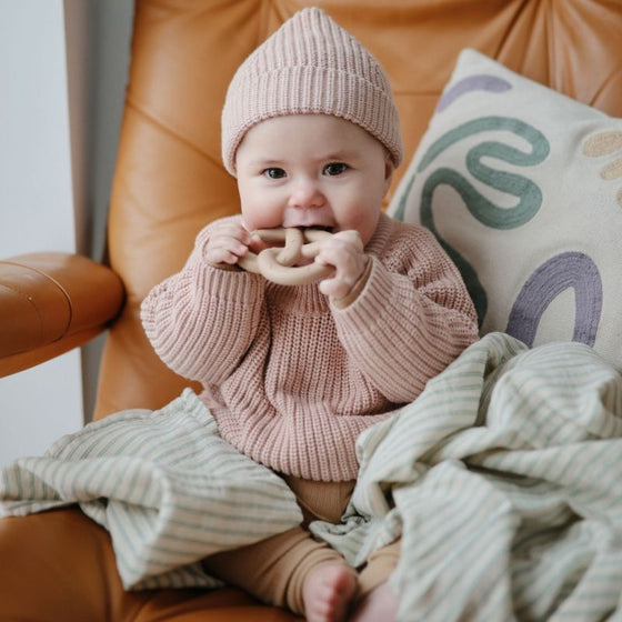 Anneau de dentition bébé forme bretzel en silicone Mushie couleur beige