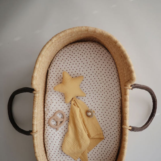 Anneau de dentition bébé forme bretzel en silicone Mushie couleur beige