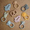 Anneau de dentition bébé forme bretzel en silicone Mushie couleur beige