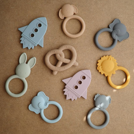 Anneau de dentition bébé forme bretzel en silicone Mushie couleur beige