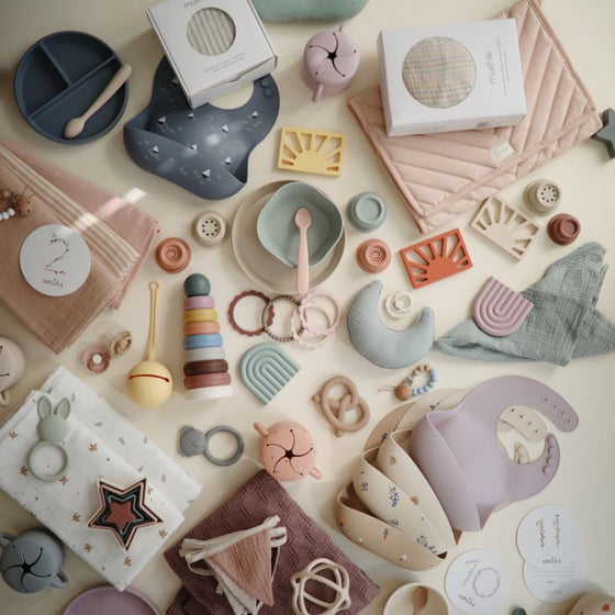 Anneau de dentition bébé forme bretzel en silicone Mushie couleur beige