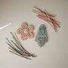 Jouet sensoriel en silicone Fleur Petal Mushie rose avec cordons