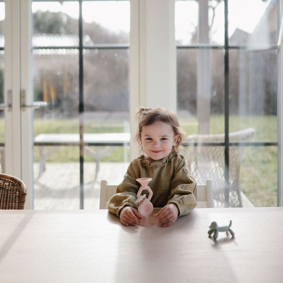 Jouet ventouse HexaPop Mushie blush en silicone avec anneaux sensoriels