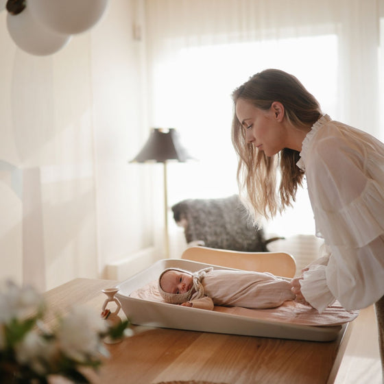 Jouet ventouse HexaPop Mushie blush en silicone avec anneaux sensoriels