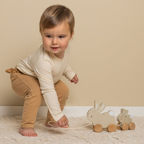 Jouets à tirer en bois lapins Baby Bunny Little Dutch. Jouet d'éveil pour bébé.