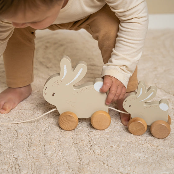 Jouets à tirer en bois lapins Baby Bunny Little Dutch. Jouet d'éveil pour bébé.