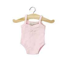 Justaucorps rose pâle en lycra pour poupées Gordis Minikane suspendu sur cintre