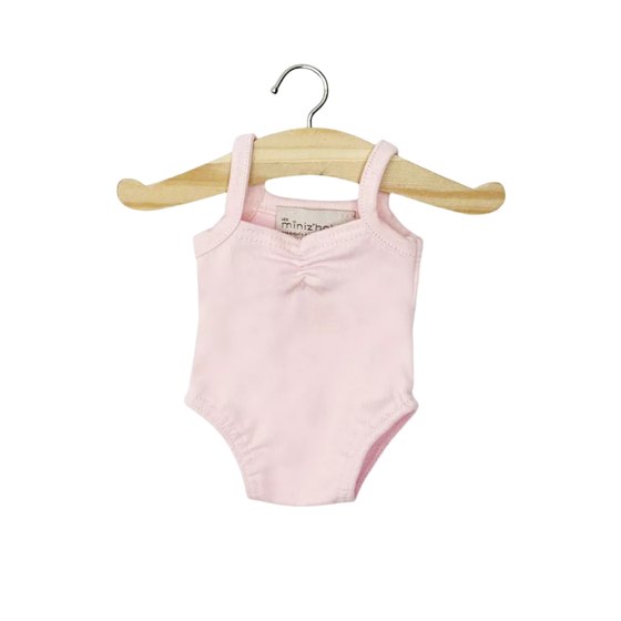 Justaucorps rose pâle en lycra pour poupées Gordis Minikane suspendu sur cintre