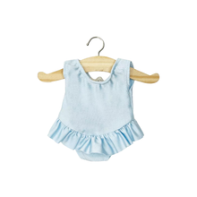  Justaucorps en lycra bleu ciel avec volants pour poupées Gordis Minikane suspendu sur cintre