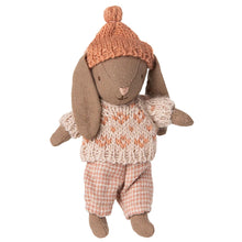  Lapin Maileg Micro marron et rose en tenue d’hiver avec bonnet tricoté et pull chaud