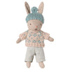 Lapin Maileg Micro sable et menthe en tenue d’hiver avec bonnet tricoté et pull