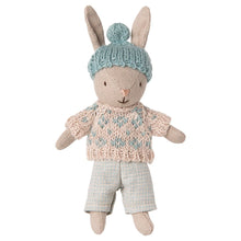  Lapin Maileg Micro sable et menthe en tenue d’hiver avec bonnet tricoté et pull