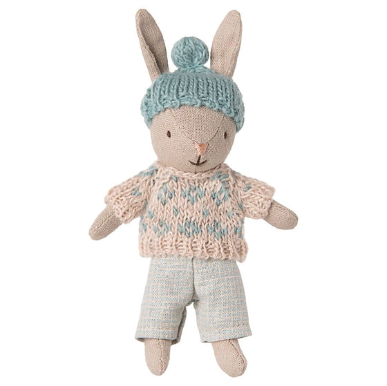 Lapin Maileg Micro sable et menthe en tenue d’hiver avec bonnet tricoté et pull