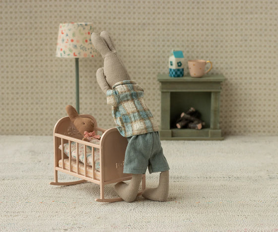 Lapin Maileg taille 1 vêtu d’un short et d’une chemise à carreaux pastel – jouet textile