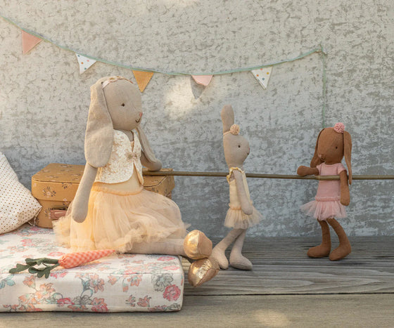 Peluche lapine Maileg chocolat taille 1 en body rose et tutu en tulle – jouet poétique pour enfants, concept store famille
