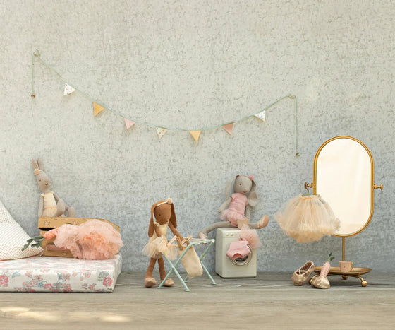 Peluche lapine Maileg taille 2 en body rose avec tutu en tulle – jouet doudou élégant pour enfants, concept store famille