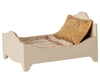 Lit en bois off-white Maileg avec matelas et oreiller – mobilier maison de poupée